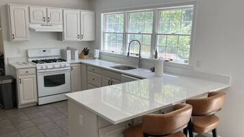 Een magnetron, een oven, een kookplaat, een vaatwasser