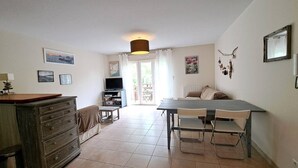 Living area - Flat 4 PERSONS 7 minutes from the Ocean (LIT ET MIXE)