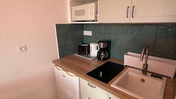 Frigorífico, microondas, tostadora y utensilios de cocina