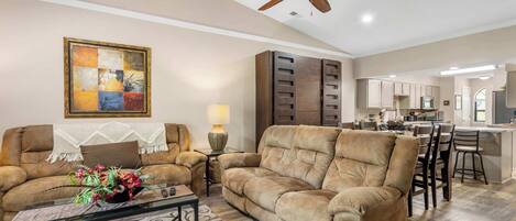Condo, varias camas, balcón, vista al jardín (Cozy Comfort Retreat) | Área de sala de estar | Televisión de pantalla plana de 42 pulgadas con canales digitales