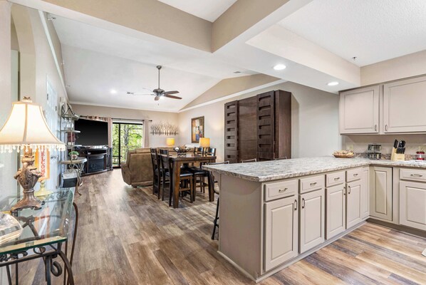 Huoneisto, useita sänkyjä, parveke, näköala puutarhaan (Cozy Comfort Retreat) | Ruokailu