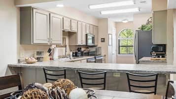 Kondominium, Beberapa Tempat Tidur, balkon, pemandangan kebun (Cozy Comfort Retreat) | Dapur pribadi | Lemari es, microwave, oven, dan kompor