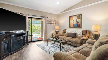 Kondominium, Beberapa Tempat Tidur, balkon, pemandangan kebun (Cozy Comfort Retreat) | Area keluarga | Televisi layar datar 42-inci dengan saluran TV digital