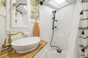 Dusche, HandtĂŒcher, Seife, Shampoo