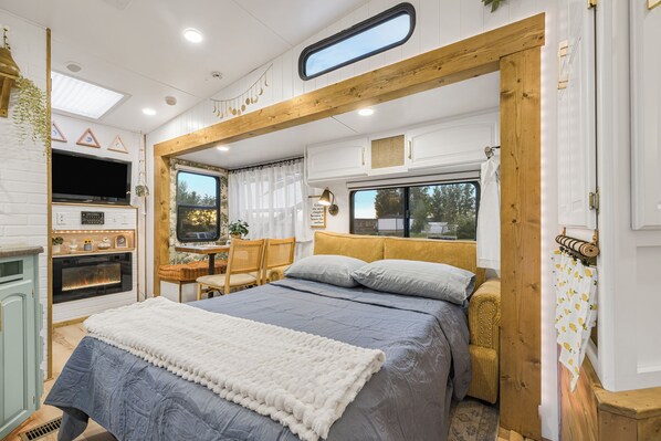 2 bedrooms, travel crib, free WiFi, bed sheets