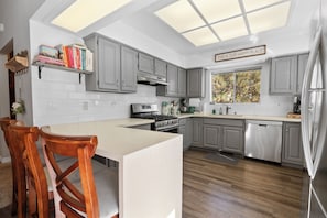 Electric kettle, toaster - Gutierrez Getaway (Big Bear City)