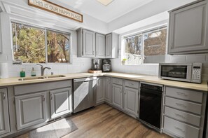 Electric kettle, toaster - Gutierrez Getaway (Big Bear City)