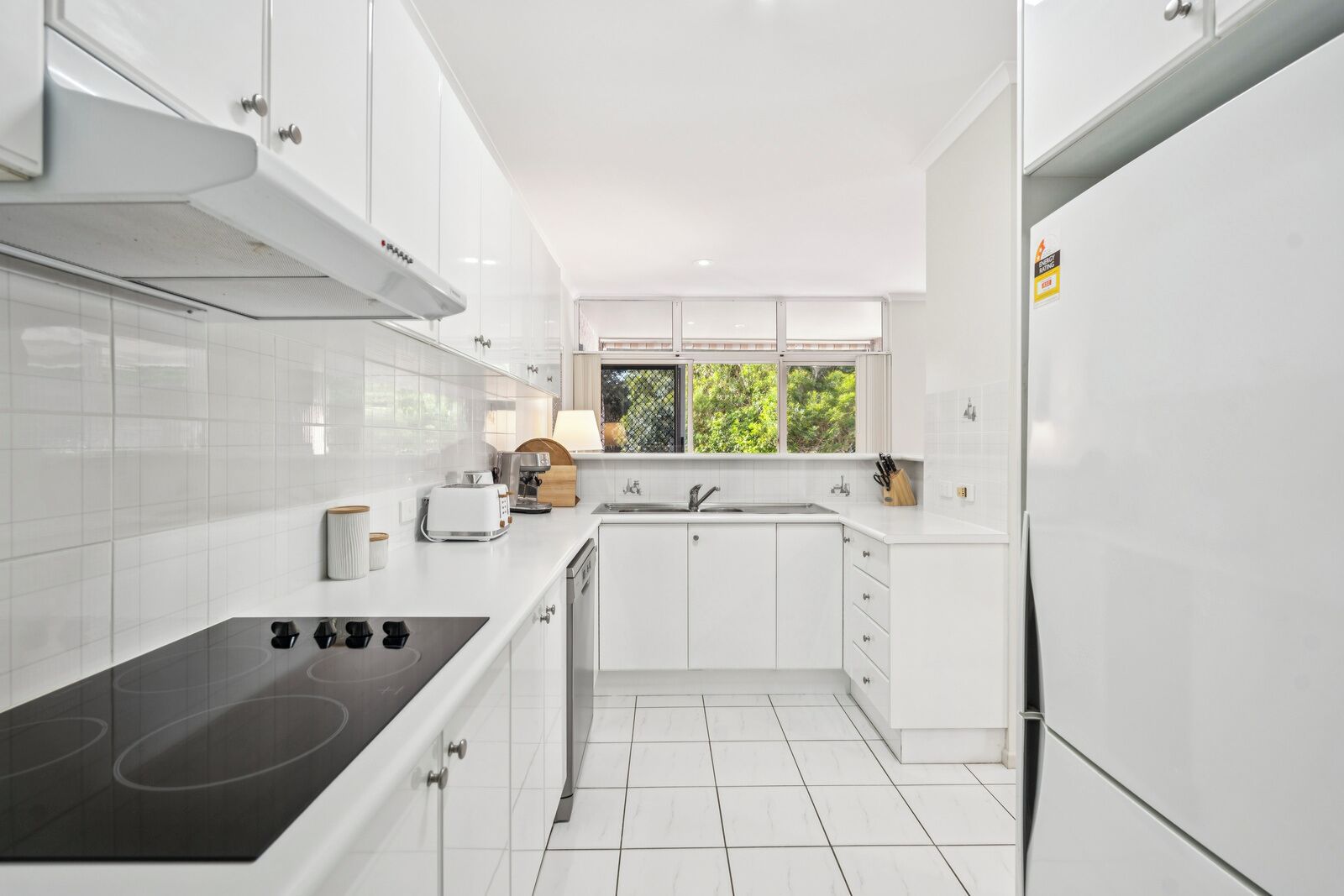 Fridge, microwave, stovetop, dishwasher