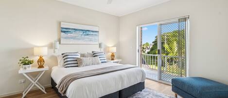 3 bedrooms, iron/ironing board, bed sheets