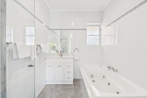 Secadora de cabello, toallas, jabón, shampoo 