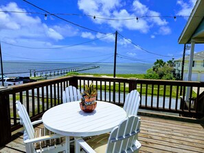 Outdoor dining - Bay view for miles - Texas Coastal home for fishing, adult or family great times (Corpus Christi)
