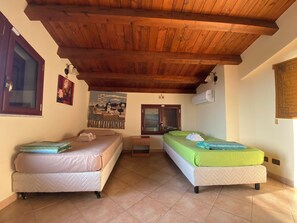 Caixa forta a l'habitació i planxa i posts de planxar