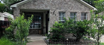 Charming 2-bed with Garden & WiFi in the eclectic Houston Heights near Downtown.
