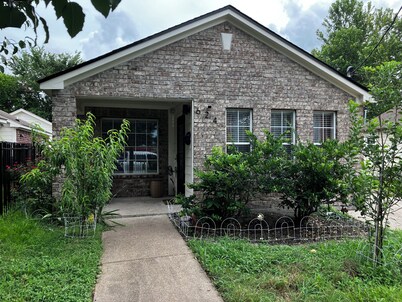 Charming 2-bed with Garden & WiFi in the eclectic Houston Heights near Downtown.