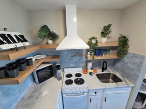 Kühlschrank, Mikrowelle, Herdplatte, Wasserkocher mit Kaffee-/Teezubehör