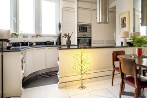 Fridge, microwave, oven, dishwasher - Appartement en duplex Rodin - Welkeys (Paris)