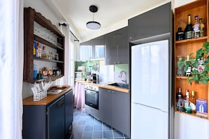 Fridge, microwave, oven, coffee/tea maker