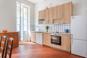 Fridge, oven, dishwasher, coffee/tea maker