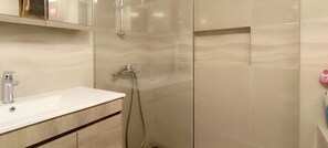 Hair dryer, towels, soap, toilet paper - Down Town Flat Apartment (Athina)