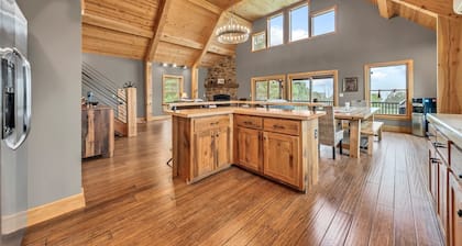 Spacious Ellicottville 5-bedroom 4-bath chalet with WiFi, AC