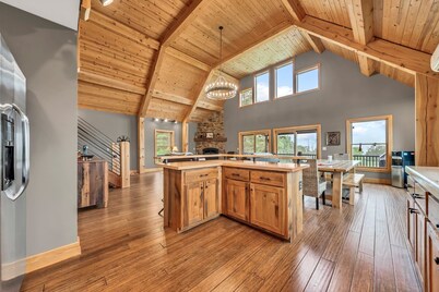 Spacious Ellicottville 5-bedroom 4-bath chalet with WiFi, AC
