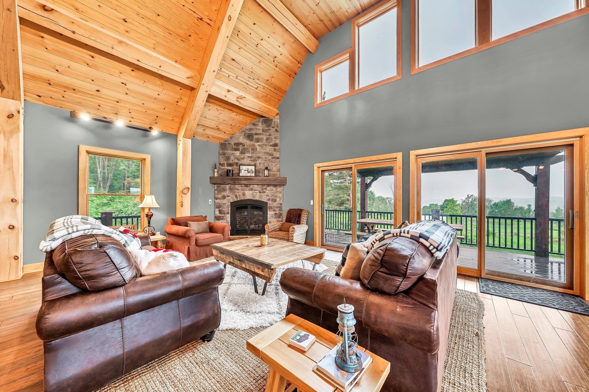 TV connectée, cheminée, baby-foot