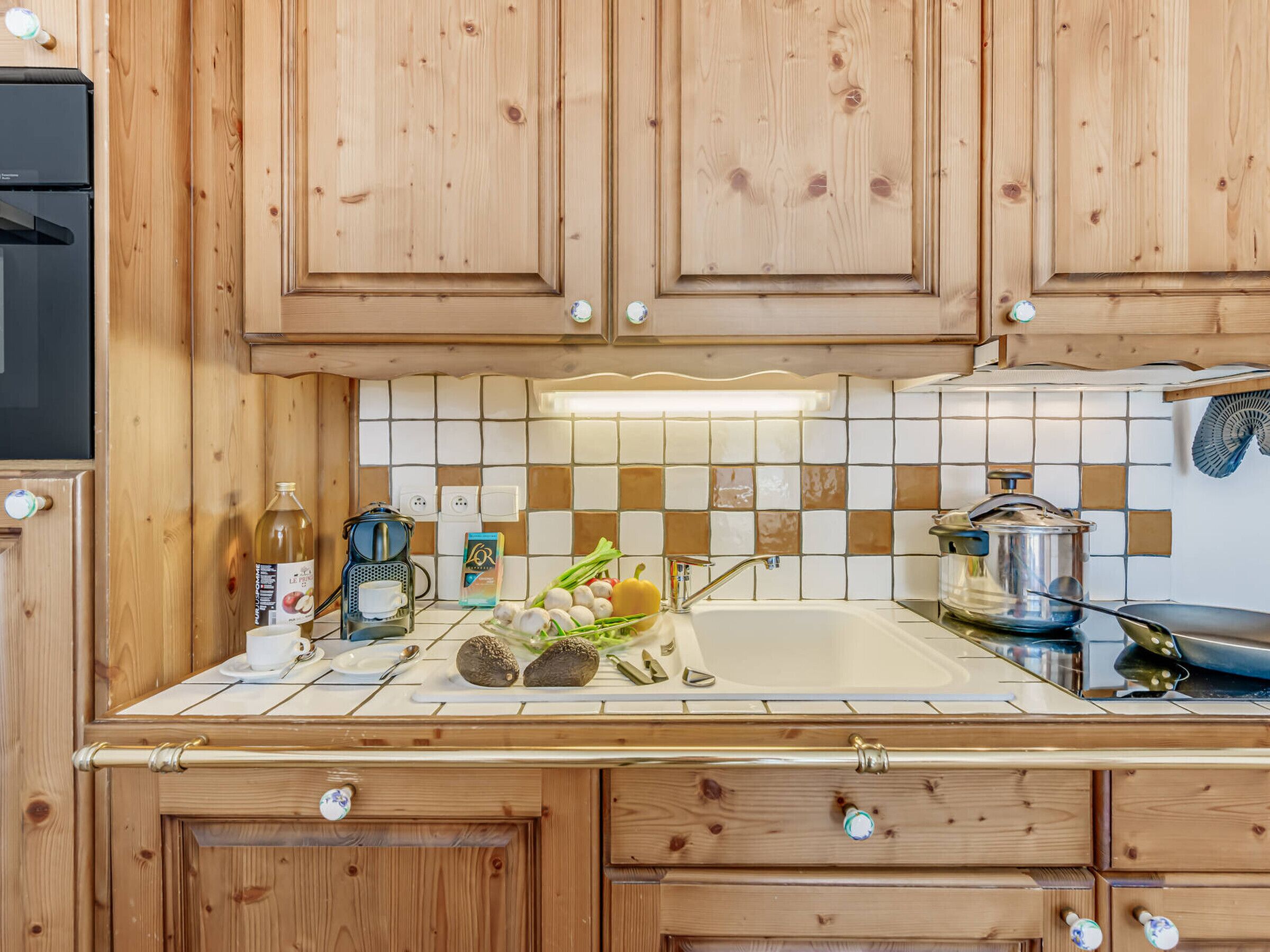 Fridge, microwave, dishwasher, coffee/tea maker