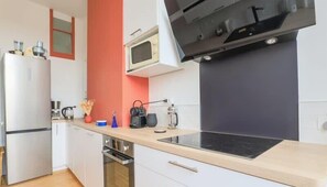Réfrigérateur, micro-ondes, four, plaque de cuisson