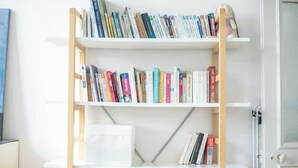 A bookshelf with multiple shelves filled with books. - Arras • 2 ch • Balcon • Parking gratuit • Standing (Arras)