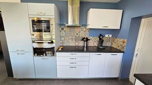 Jääkaappi, mikroaaltouuni, uuni, liesi