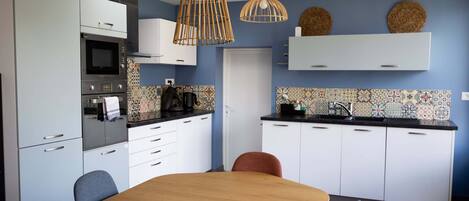 冷蔵庫、電子レンジ、オーブン、コンロ