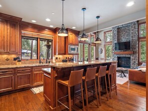 Microwave, oven, stovetop, dishwasher - Suncadia Home; Sauna, Hot Tub, Yard, Near Dawson Park on Rope Rider Golf Course (Cle Elum)