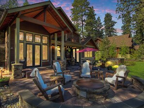 Outdoor dining - Suncadia Home; Sauna, Hot Tub, Yard, Near Dawson Park on Rope Rider Golf Course (Cle Elum)