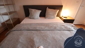 3 عدّة غرف نوم وسرير سفر وواي فاي وملاءات أسرّة