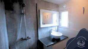 淋浴设施、吹风机