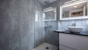 Shower, hair dryer, towels
