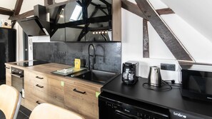 Coffee/tea maker, fridge, microwave, oven