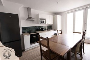 Kühlschrank, Mikrowelle, Ofen, Wasserkocher mit Kaffee-/Teezubehör