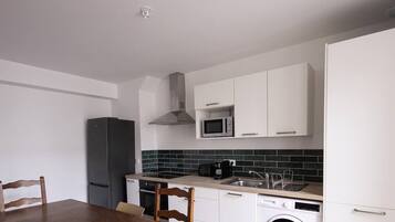 Een koelkast, een microgolfoven, een oven