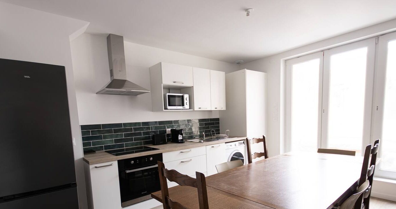 Een koelkast, een microgolfoven, een oven