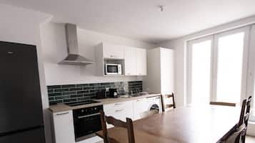 Een koelkast, een microgolfoven, een oven