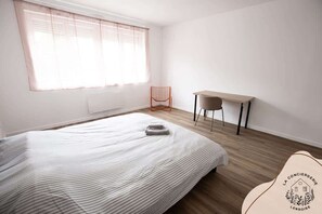 4 عدّة غرف نوم وواي فاي وملاءات أسرّة