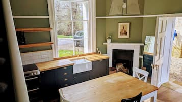 Fridge, stovetop