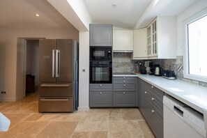 Private kitchen - les Iles sous le vent  Renovated villa with pool (ST MARTIN DE RE)