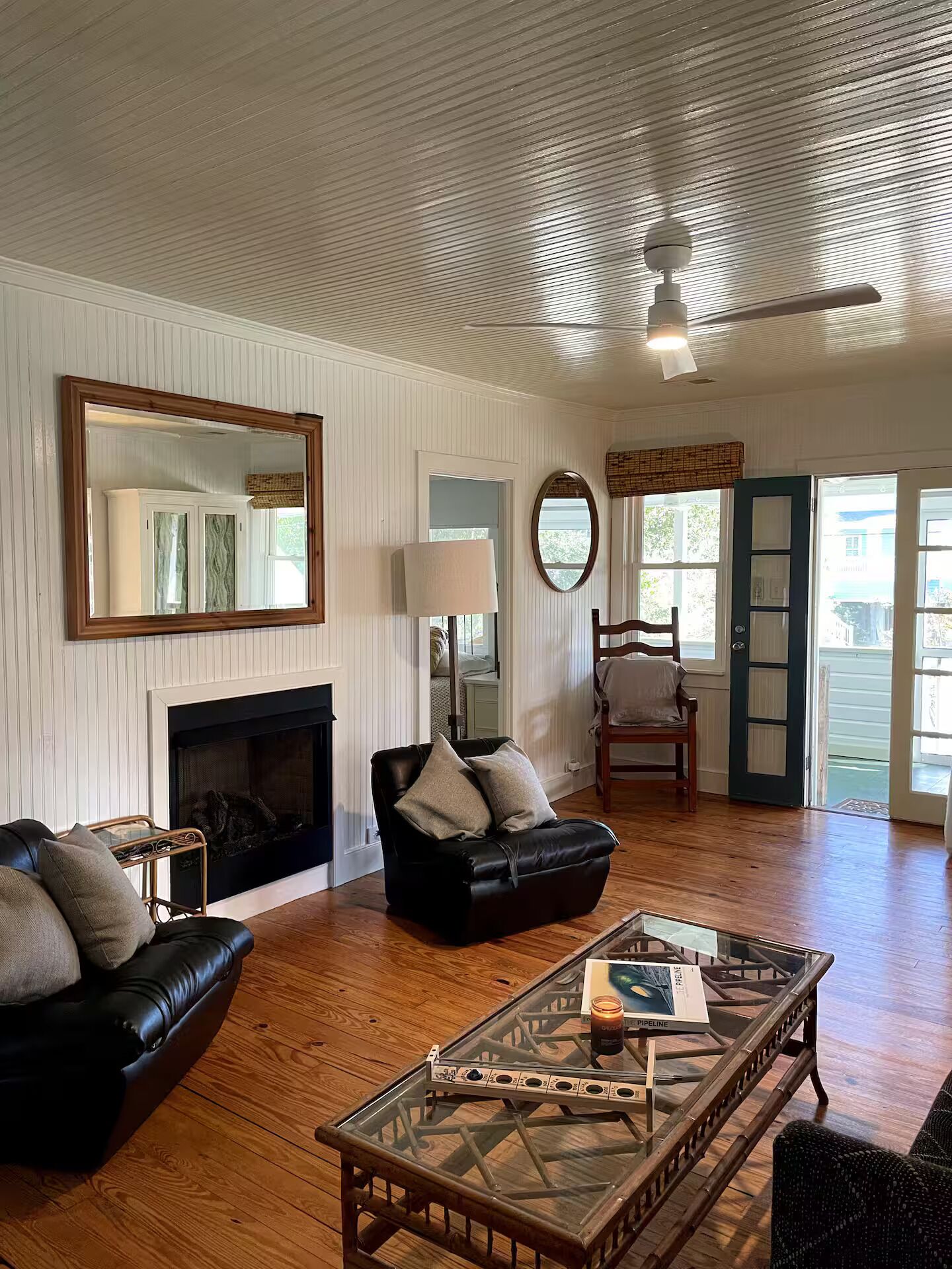 Télévision, cheminée, livres