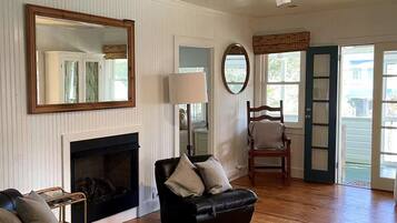 Télévision, cheminée, livres