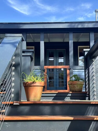 2BR Folly Cottage 1-block from the beach!