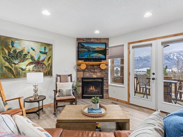 Smart-tv, een open haard, tafelvoetbal en een tafeltennistafel