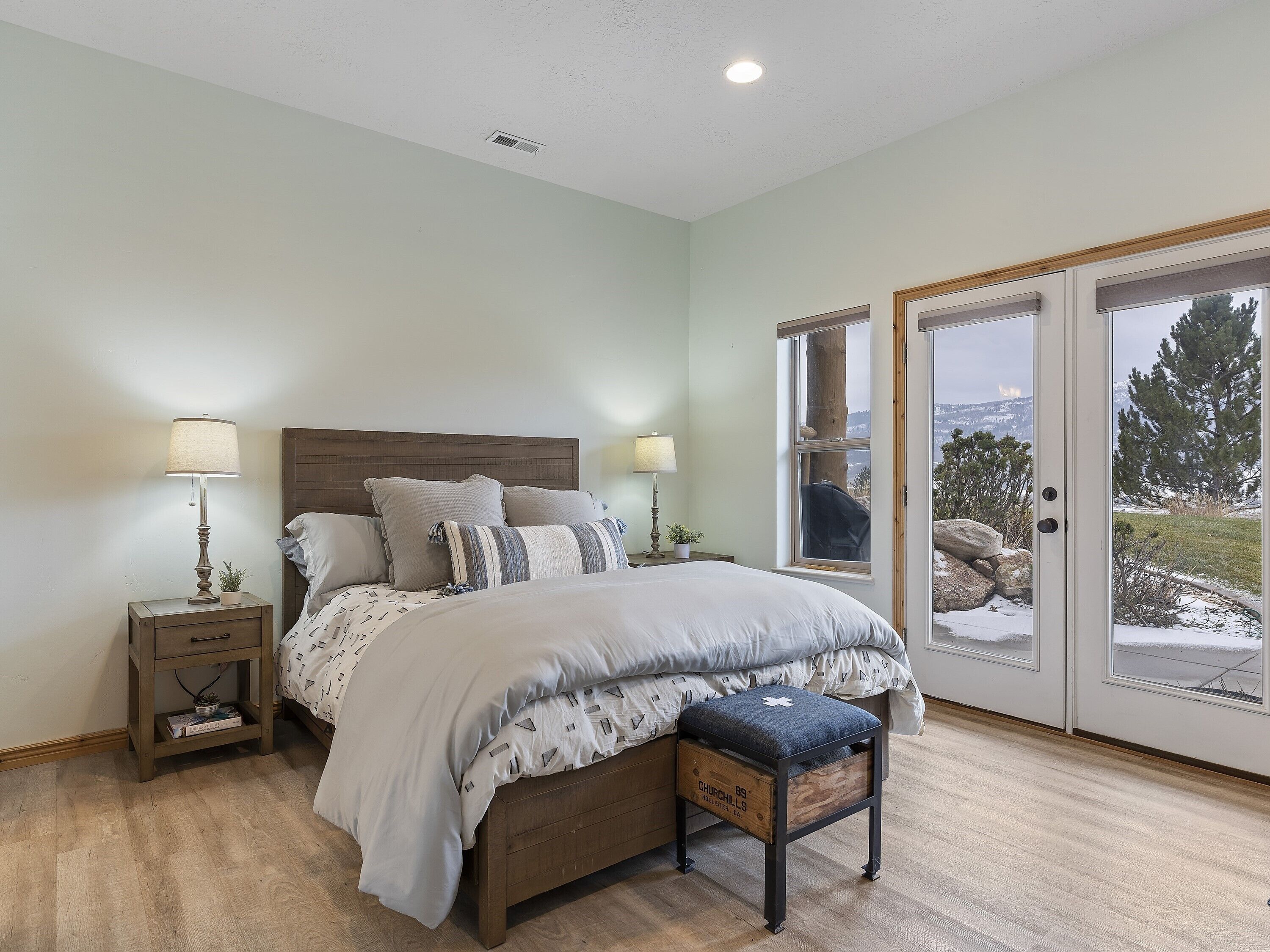 3 habitaciones, escritorio y tabla de planchar con plancha 