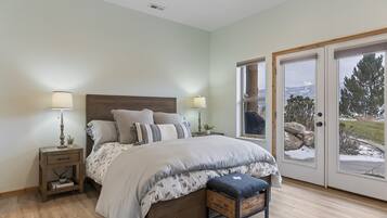 3 bedrooms, desk, iron/ironing board, travel crib